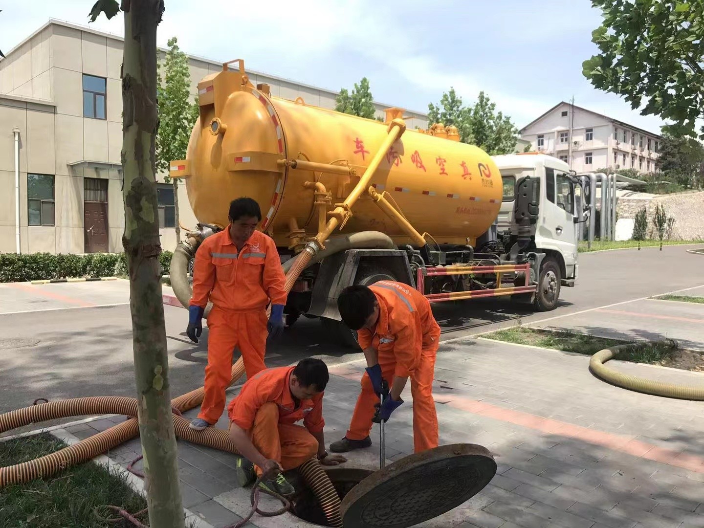 襄城管道疏通车停在窨井附近